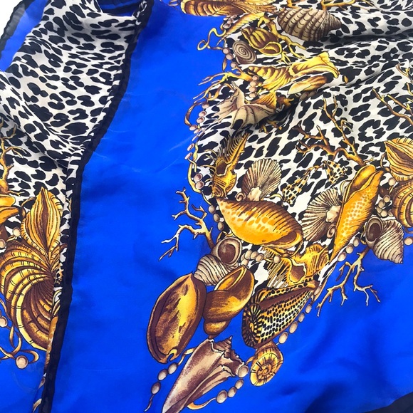 Authentic🔥 VERSACE SHAWL - Picture 2 of 7